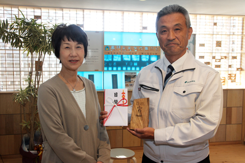 会員証を受け取った末永組合長（写真左）