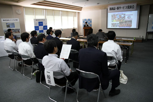 中原会頭が「各事業所が熱心に取り組んで作られた新商品が報道を通じて、新しく展開されていければ」とあいさつ