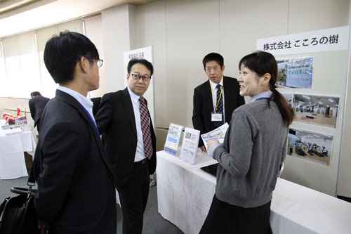 2部では、企業ごとのブースで意見・情報交換会が行われ、新商品の試食と詳細について説明が実施された