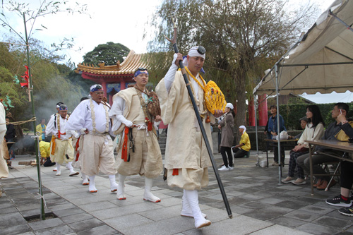 山伏による祈祷も見どころの一つ