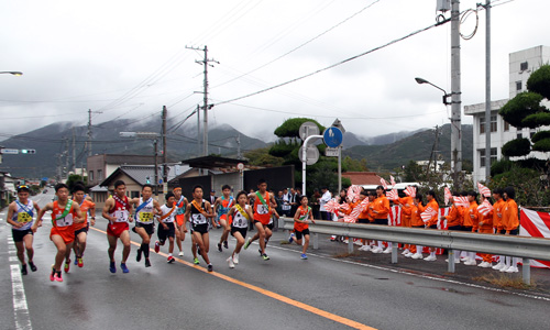 １０時２０分に号砲が鳴ると選手らは勢いよく三隅中学校前をスタート
