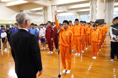 三隅中学校Aチームの有馬岳伸さんが選手宣誓を行いました