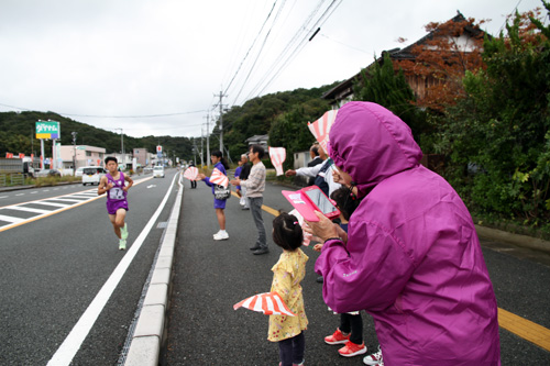 選手らは沿道の声援を受けながら走りました