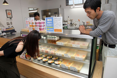 道の駅センザキッチンで海鮮丼に興味を示す乗組員