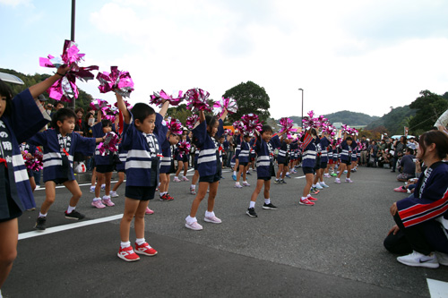 園児らの元気いっぱいの演技に観客から大きな拍手が送られました