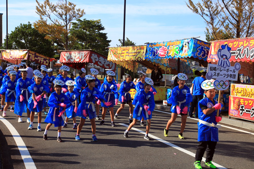 市民総踊りは7団体が参加し、166人が練り歩く