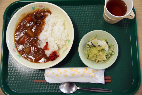 クジラ肉を使用したカレーライスと酢の物