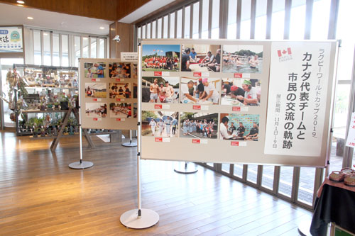 カナダ代表チームと市民の交流の様子を写した写真45点を展示