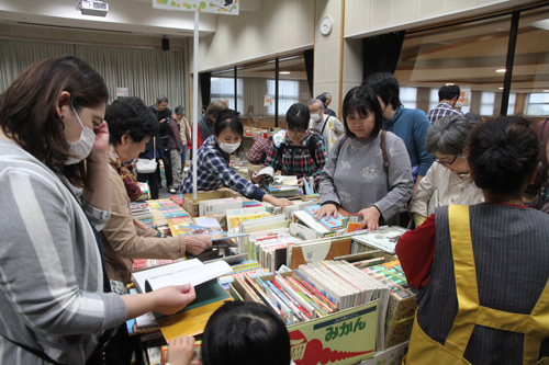 人気の古本市には朝早くから並んで待つ人の姿が見られた