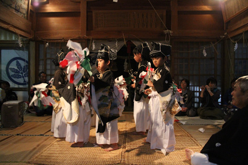 6人の子供が幣四天を奉納