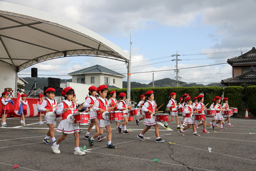 保育園児や児童らがステージで発表