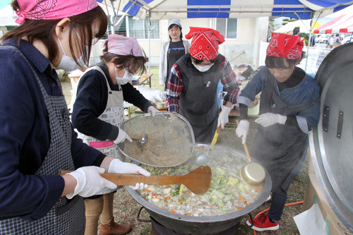 地元の食材を使った名物「千畳鍋」