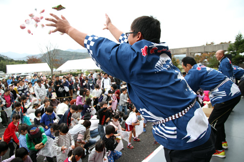 祭りの締めは恒例のもちまき大会
