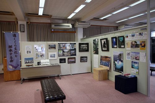 写真が３０点、ボスター５点など計４２点が展示されています
