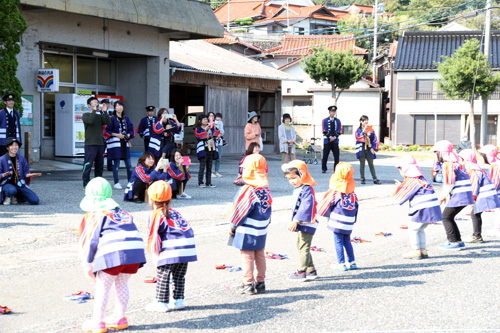 漁協前でお遊戯を披露