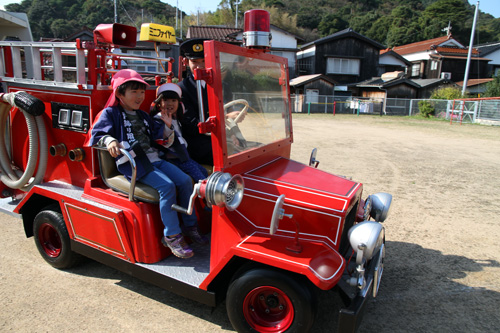 園児らはミニ消防車に試乗しました
