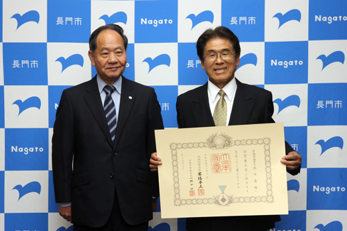 叙勲受章の報告に訪れた流田さん