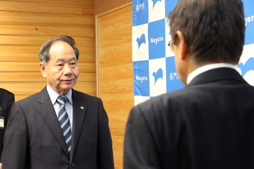 「市民を代表して感謝とお祝いを申し上げます」と大西市長