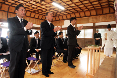 玉串を奉納し、安全を祈願する関係者