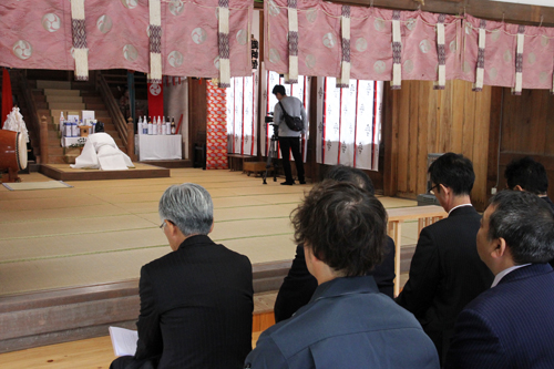 三隅八幡宮の古屋斎主により神事が執り行われた