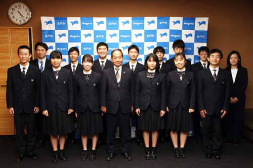 激励会に訪れたのは英語部部員の１２人と顧問の２人