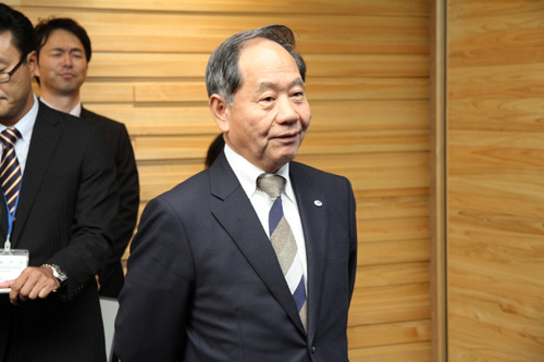 大西市長は「練習の成果を十分に発揮するとともに、しっかりと学んできてください」と激励