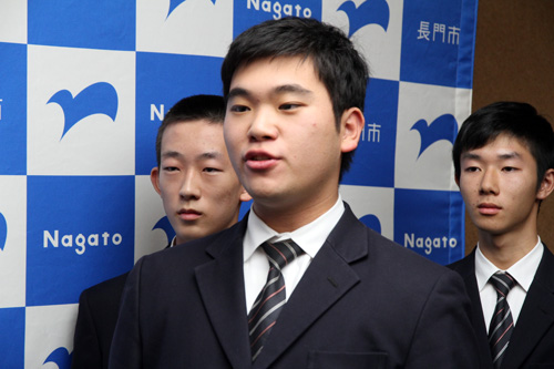 上田朝陽さんは「部員一丸となって１０位代を目指して頑張ります」と抱負を述べる