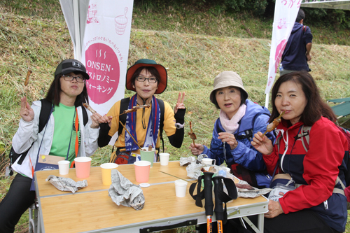 ポイントに設けられた海の幸山の幸を楽しむ参加者