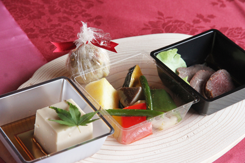鹿の燻製やごま豆腐など地元産の食材でおもてなし