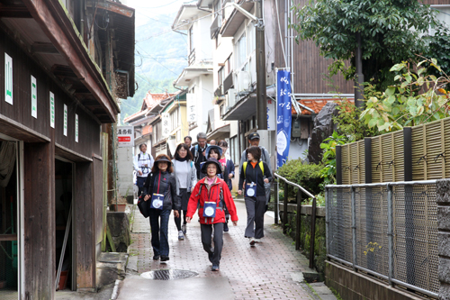 昭和レトロな温泉街を歩く