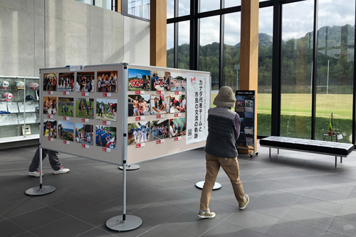 クラブハウスではカナダ代表チーム写真パネル展が開催された