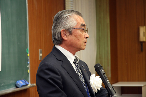松浦教育長が「金子みすゞさんの優しいぬくもりを次世代の人につなげっていってください」とあいさつ