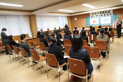 児童や保護者ら約３０人が出席しました
