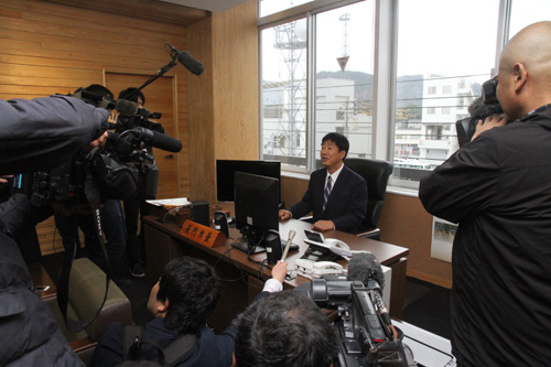 市長室で「行政運営の重責を感じる」と江原市長