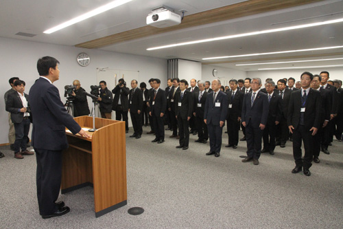 約40人の市幹部職員を前に訓示