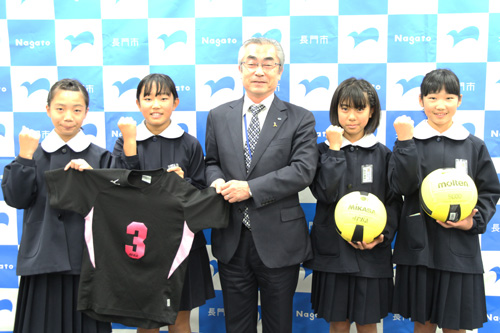 第６回全日本女子総合選手権（ドッジボール）に出場を決めた４人の選手