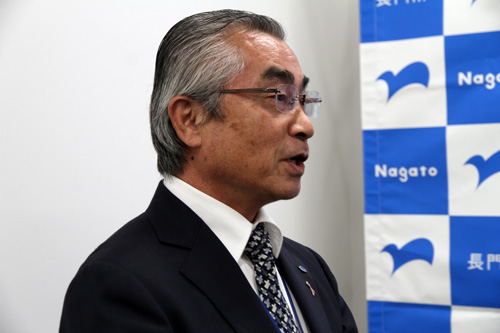 松浦教育長が「最高のパフォーマンスを発揮し、全国でたくさんの人と交流してきて下さい」と激励