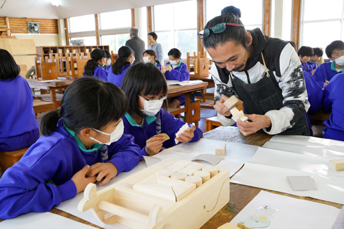 ながと型木育による教育プログラムがスタートした日置中学校