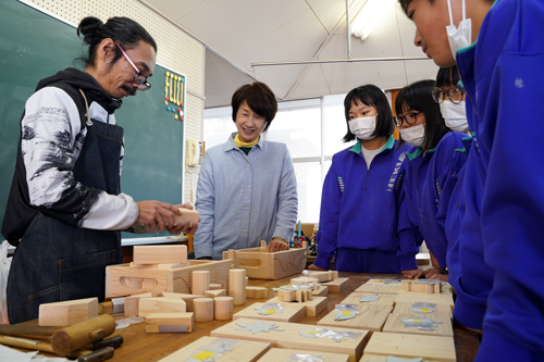 作業が終わった積み木を、指導者が検品