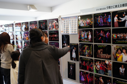 過去の作品の写真パネルも展示された