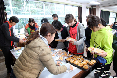 食べラン終了後は旧文洋小学校で周れなかったエイドのグルメを楽しむ