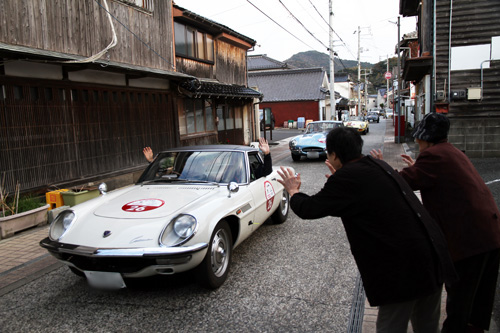 クラシックカーを一目見ようと市民は沿道で手を振っていました