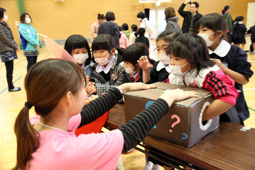 「触って当てようクイズ」では箱の中の食べ物を当てようと児童らは必死