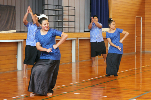 各国の伝統の踊りを披露