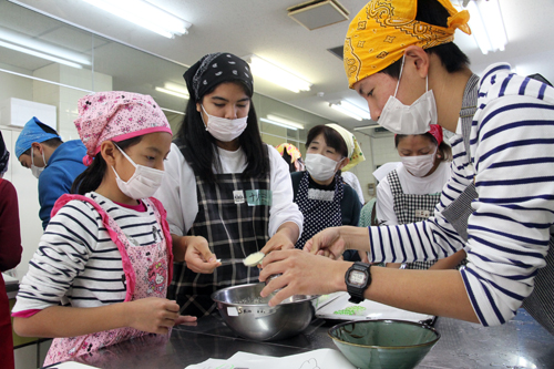 高校生と市内在住外国人が調理実習