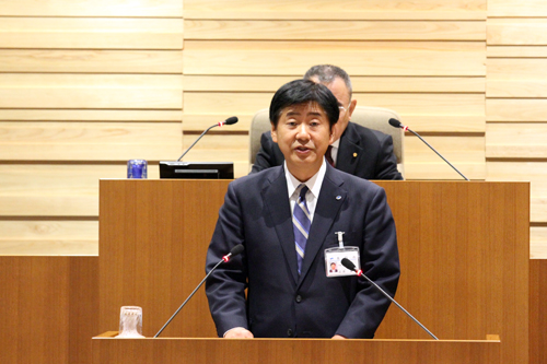 所信表明を発表する江原市長
