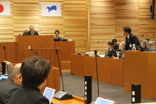 一般会計補正予算を含む25議案が提案された