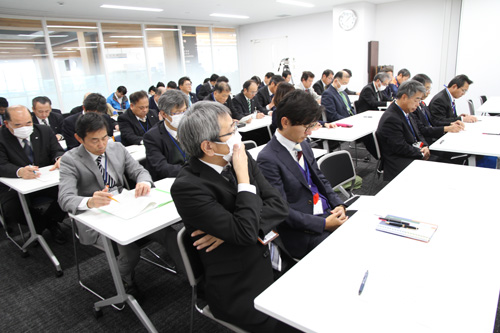 部長・課長級職員ら約40人が出席