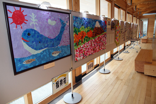 油彩などの絵画や書道、新しい感性で詠まれた俳句、心のこもった手芸などの作品が展示