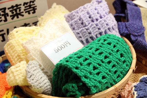 １２月１３日（金曜日）の１０時から１５時には野菜や手芸品など授産品の販売が行われるとのことです